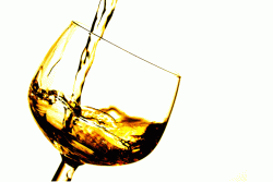 Viral Video : करोना होऊ नये म्हणून मुलांना पाजली चक्क देशी दारु