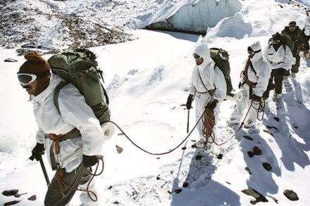 चीनचा हल्ला विफल करण्यासाठी भारताने तैनात केली स्पेशल ‘माऊंटन फोर्स’ चीनचा हल्ला विफल करण्यासाठी भारताने तैनात केली स्पेशल ‘माऊंटन फोर्स’