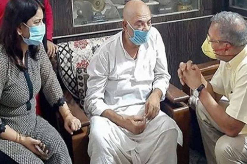 अभिनेता सुशांत सिंह राजपूतच्या वडिलांचं सात्वंन करताना अभिनेते नाना पाटेकर. (फोटो सौजन्य/जनसत्ता)