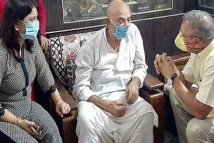 अभिनेता सुशांत सिंह राजपूतच्या वडिलांचं सात्वंन करताना अभिनेते नाना पाटेकर. (फोटो सौजन्य/जनसत्ता)
