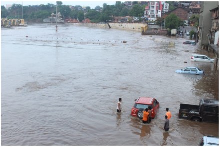 नाशिकमध्ये मुसळधार पावसाची हजेरी; गोदावरीची पातळी वाढली नाशिकमध्ये मुसळधार पावसाची हजेरी; गोदावरीची पातळी वाढली