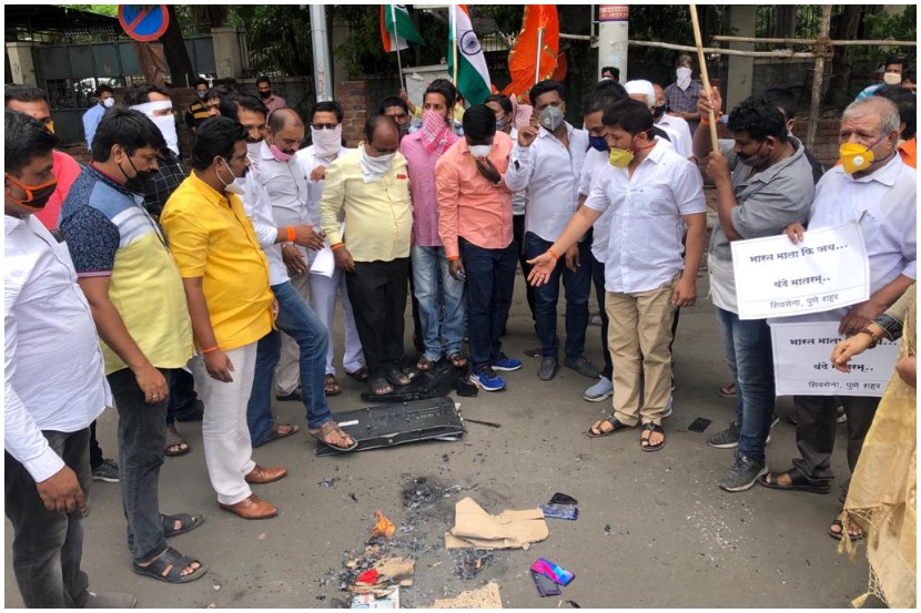 पुणे : चीनचा झेंडा जाळत, चायनामेड टीव्ही, मोबाइल फोडून शिवसेनेकडून निषेध व्यक्त