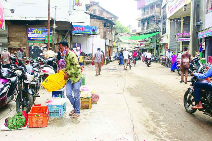 सोमवारच्या मुसळधार पावसात पाण्याखाली बुडालेला सराफ बाजार, फुल बाजार आणि आसपासच्या परिसरात मंगळवारी व्यवहार पूर्वपदावर आले.