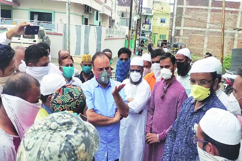 मालेगाव शहरात स्थानिकांशी संवाद साधताना पोलीस अधीक्षक सुनील कडासने.