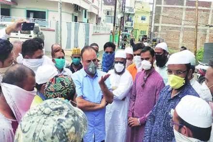 मालेगाव शहरात स्थानिकांशी संवाद साधताना पोलीस अधीक्षक सुनील कडासने.