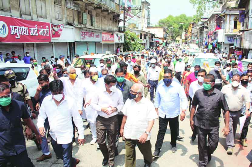 पावसामुळे नुकसान झालेल्या बाजारपेठांची पाहणी पालकमंत्री छगन भुजबळ यांनी मंगळवारी केली. यावेळी पालिकेचे अधिकारी, राष्ट्रवादीचे नगरसेवक आणि कार्यकर्ते, व्यापारी संघटनांचे पदाधिकारी आदींची गर्दी झाली होती.      (छाया- यतीश भानू)