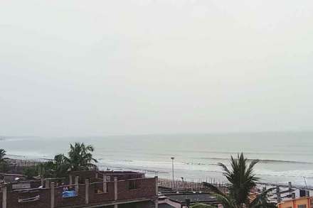 ‘निसर्ग’ चक्रीवादळ सर्वप्रथम पालघर जिल्ह्य़ातील समुद्र किनाऱ्यांना धडकणार असा अंदाज होता. खबरदारी म्हणून ओढावणाऱ्या संकटाला सामोरे जाण्यासाठी आपत्कालीन यंत्रणेसह प्रशासकीय यंत्रणा सज्ज झाली होती. मात्र , चक्रीवादळाने पालघर जिल्ह्य़ाला हुलकावणी देत आपला मार्ग बदलून दक्षिण दिशेला गेले. ‘निसर्ग’ चक्रीवादळ सर्वप्रथम पालघर जिल्ह्य़ातील समुद्र किनाऱ्यांना धडकणार असा अंदाज होता. खबरदारी म्हणून ओढावणाऱ्या संकटाला सामोरे जाण्यासाठी आपत्कालीन यंत्रणेसह प्रशासकीय यंत्रणा सज्ज झाली होती. मात्र , चक्रीवादळाने पालघर जिल्ह्य़ाला हुलकावणी देत आपला मार्ग बदलून दक्षिण दिशेला गेले.