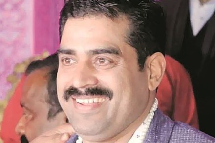 पाठलाग करुन प्रॉपर्टी डिलरची हत्या, जीव वाचवण्यासाठी गाड्यांच्या पाठीमागे लपण्याचा करत होता प्रयत्न