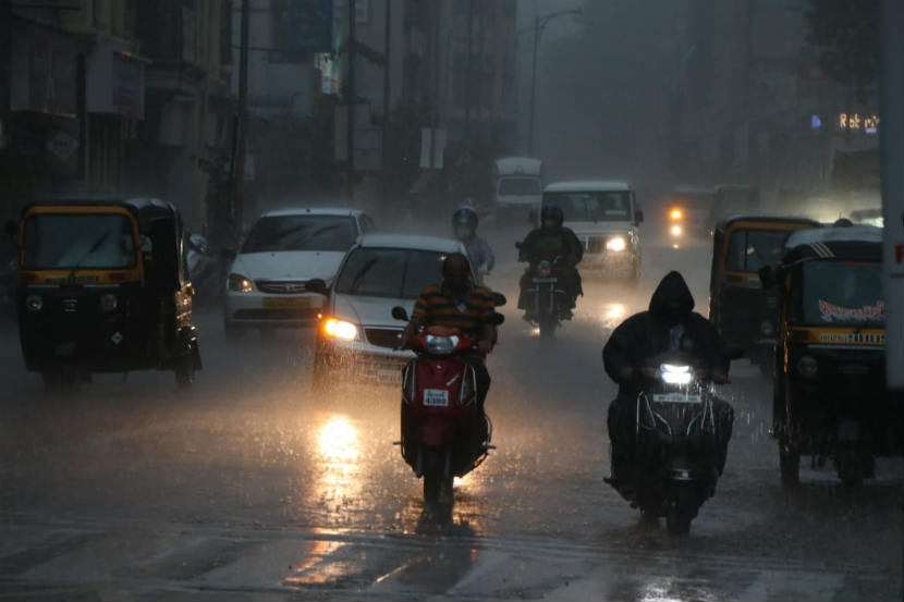 पुणे : गेल्या काही दिवसांपासून दडी मारलेल्या पावसाने सोमवारी संध्याकाळी शहरात दमदार हजेरी लावली. पुणे : गेल्या काही दिवसांपासून दडी मारलेल्या पावसाने सोमवारी संध्याकाळी शहरात दमदार हजेरी लावली.