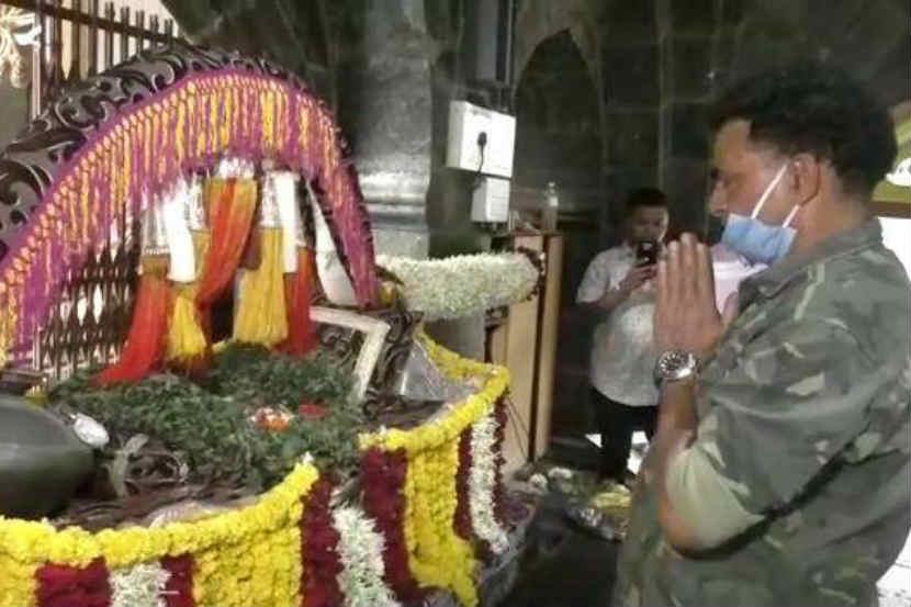 देहू : आषाढी वारीनिमित्त सिनेअभिनेते सयाजी शिंदे यांनी देहू येथे जाऊन जगतगुरु संत तुकाराम महाराज यांच्या पालखीचे दर्शन घेतले.
