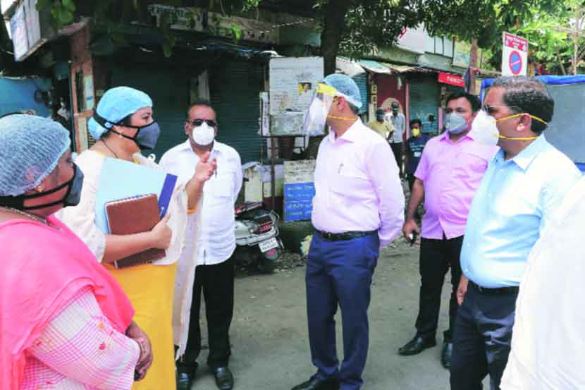 ठाणे आयुक्त डॉ. विपीन शर्मा यांनी गुरुवारी करोना प्रतिबंधित क्षेत्राचा दौरा केला.