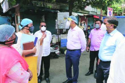 ठाणे आयुक्त डॉ. विपीन शर्मा यांनी गुरुवारी करोना प्रतिबंधित क्षेत्राचा दौरा केला.