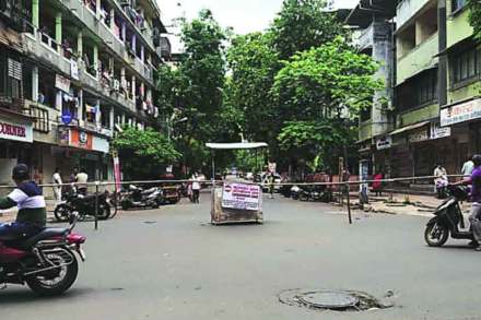 कल्याण-डोंबिवलीतील ३२ प्रभागांत निर्बंध कल्याण-डोंबिवलीतील ३२ प्रभागांत निर्बंध