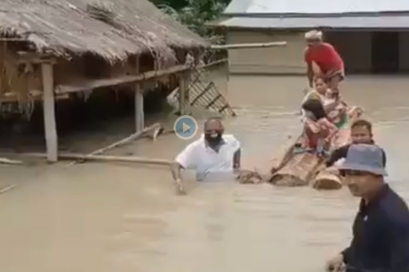 Video: भाजपा आमदार पुराच्या पाण्यात उतरुन करतोय मदतकार्य; मोफत अन्नाची सेवाही केली सुरु