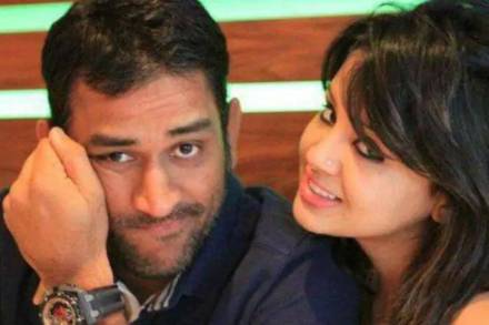 धोनीच्या निवृत्तीनंतर साक्षी भावनाविवश, पोस्ट लिहून म्हणाली… धोनीच्या निवृत्तीनंतर साक्षी भावनाविवश, पोस्ट लिहून म्हणाली…