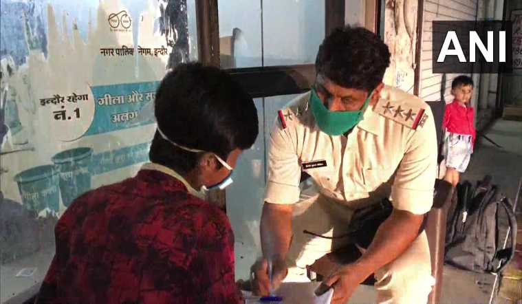 सच्चा पोलीस अधिकारी ! ड्युटी संपल्यावरही होतकरु विद्यार्थ्याला करतोय अभ्यासात मदत सच्चा पोलीस अधिकारी ! ड्युटी संपल्यावरही होतकरु विद्यार्थ्याला करतोय अभ्यासात मदत