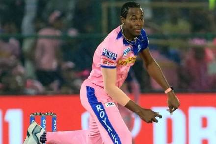 साऊदम्पटन येथील पहिली कसोटी संपल्यानंतर इंग्लंडचा संघ दुसऱ्या कसोटीसाठी मँचेस्टर येथे रस्ते मार्गाने रवाना झाला होता. प्रत्येक खेळाडूसाठी वेगळ्या गाडीची सोय इंग्लंड क्रिकेट बोर्डाने केलेली होती.