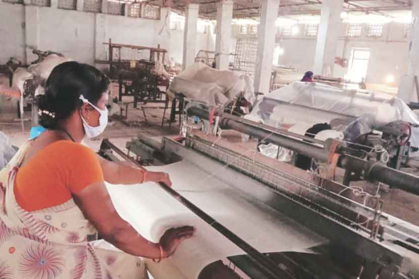 खादीच्या प्रमाणित कापडातून मुखपट्टय़ांची निर्मिती