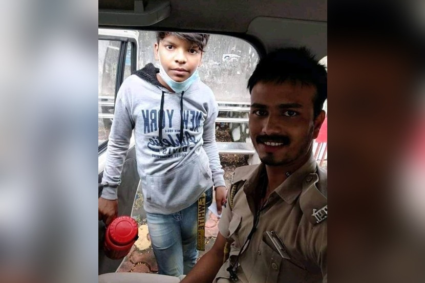 सलाम मुंबई पोलीस ! रस्त्यावर चहा विकणाऱ्या मुलाला शिक्षणासाठी केली मदत सलाम मुंबई पोलीस ! रस्त्यावर चहा विकणाऱ्या मुलाला शिक्षणासाठी केली मदत
