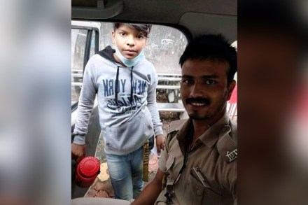 सलाम मुंबई पोलीस ! रस्त्यावर चहा विकणाऱ्या मुलाला शिक्षणासाठी केली मदत