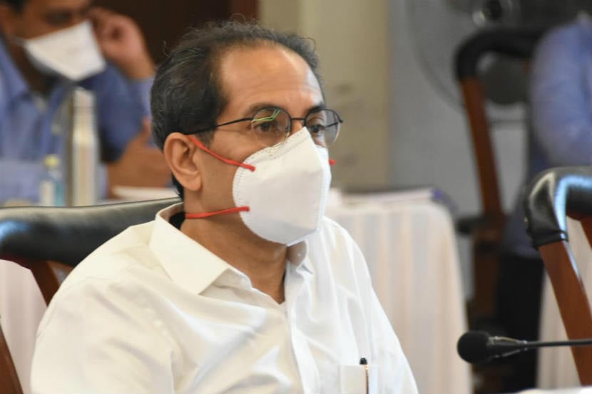 पुणे : कोरनाच्या वाढत्या प्रादुर्भावाच्या पार्श्वभूमीवर विधान भवन येथे आयोजित आढावा बैठकीत बोलताना मुख्यमंत्री उद्धव ठाकरे.