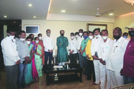 पारनेर नगरपंचायतीच्या पाच नगरसेवकांनी  मुख्यमंत्री उद्धव ठाकरे यांच्या उपस्थितीत पुन्हा शिवसेनेत प्रवेश केला.