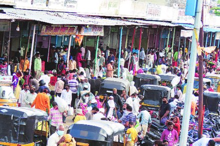 औरंगाबाद शहरात करोनाची रुग्णसंख्या वाढत असल्याच्या पार्श्वभूमीवर १० जुलैपासून संचारबंदी लागू होणार असून मंगळवारी जाधववाडीतील मंडईत भाजी खरेदीसाठी उसळलेली गर्दी.