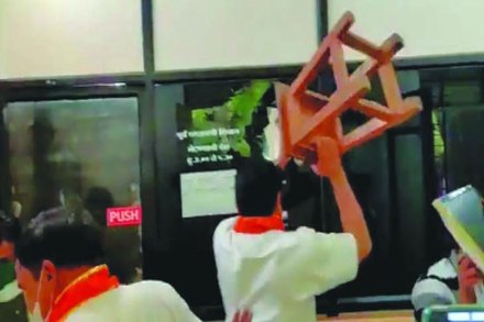 सोयाबीनच्या बोगस बियाणाबद्दल कंपन्यांच्या विरोधात गुन्हे दाखल करण्याच्या मागणीसाठी मनसेने लातूरमध्ये कृषी संचालकांचे कार्यालय फोडले.