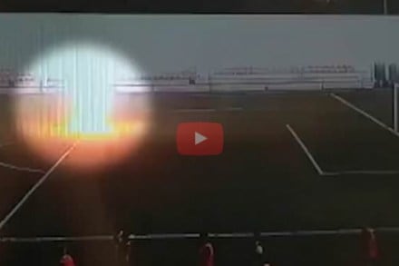Video: सरावादरम्यान १६ वर्षीय फुटबॉलपटूच्या अंगावर पडली वीज