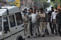 …‘ते’ शब्द ऐकताच पोलीस अधिकाऱ्याने विकास दुबेच्या कानाखाली लगावली