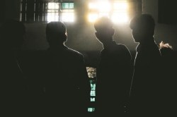 धक्कादायक! …म्हणून जिल्हा रुग्णालयात ६ वर्षाच्या नातवालाच ढकलावं लागलं आजोबांचं स्ट्रेचर