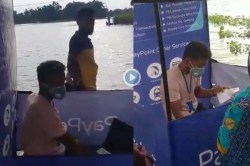 Video : ही आहे Floating Branch… पुरग्रस्तांना मदत करण्यासाठी SBI ने थेट बोटींमध्ये उभारल्या शाखा