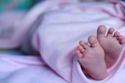 लेह ते दिल्ली : नवजात चिमुकल्यासाठी १००० किलोमीटरवरून येतं आईचं दूध