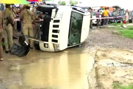 “चालक थकलेला होता आणि तितक्यात गाडीसमोर…”; दुबे प्रकरणातील कार अपघातासंदर्भात पोलिसांचे स्पष्टीकरण