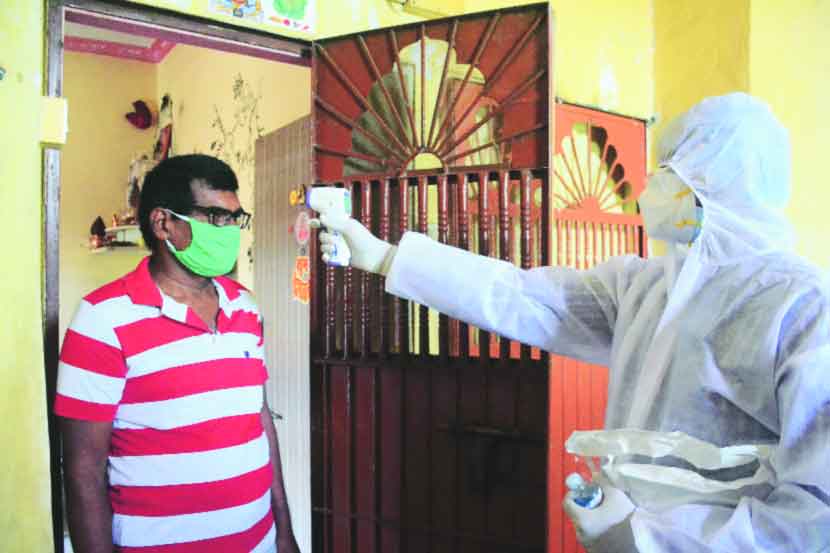 नवी मुंबई पालिकेच्या आरोग्य विभागातील पथकातील कर्मचारी घरोघरी जाऊन सामूहिक तपासणी करीत आहेत. मंगळवारी घणसोली गावातील रहिवाशांची तपासणी करण्यात आली. (छायाचित्र : नरेंद्र वास्कर)