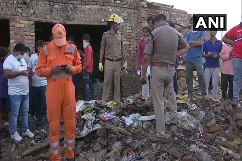 घटनास्थळाची पाहणी करताना अधिकारी.(फोटो सौजन्य : एएनआय)