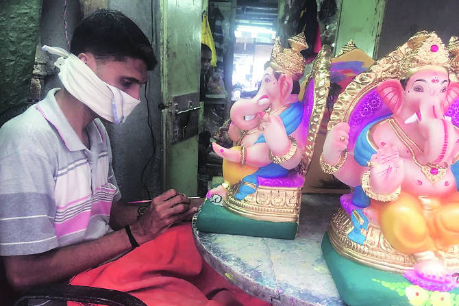 वर्षभराच्या मेहनतीचं फळ चाखण्याची वेळ आलेली असताना हे वर्ष तर सोडाच पुढच्या वर्षी तरी ही संकटांची मालिका संपेल की नाही, असा प्रश्न गणेश मूर्तिकारांना पडला आहे.