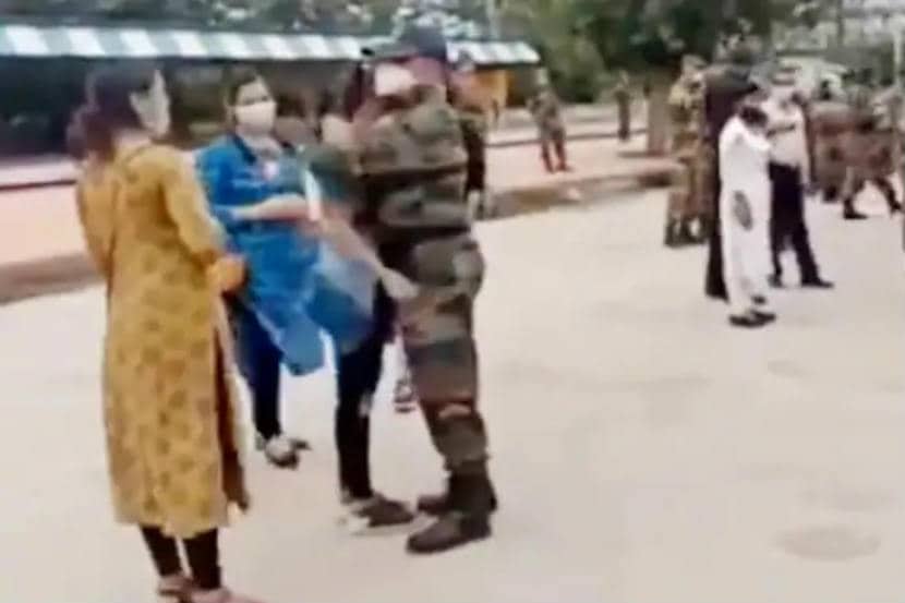 घर कब आओगे! जवानांना निरोप देताना कुटुंबीयांच्या डोळ्यात अश्रुंचा पूर; पुण्यातील Video Viral घर कब आओगे! जवानांना निरोप देताना कुटुंबीयांच्या डोळ्यात अश्रुंचा पूर; पुण्यातील Video Viral