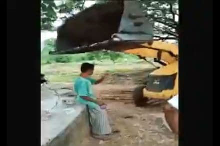मुलूगू (तेलंगणा) : एका व्यक्तीला जेसीबी चालकाने चिरडण्याचा प्रयत्न केला.