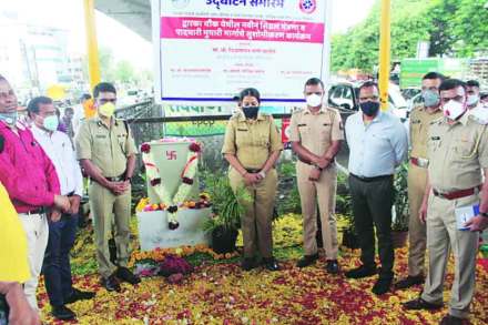 द्वारका चौकातील सिग्नल व्यवस्थेचे उद्घाटन करतांना पोलीस आयुक्त विश्वास नांगरे. समवेत उपायुक्त लक्ष्मीकांत पाटील, पौर्णिमा चौघुले आदी.
