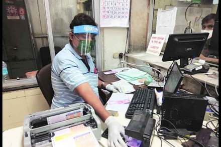तिकीट खिडक्यांवर  नोटा निर्जंतुकीकरण यंत्र