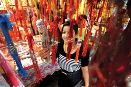 करोना काळात राखी महागल्याने बहिणींनाही फटका करोना काळात राखी महागल्याने बहिणींनाही फटका