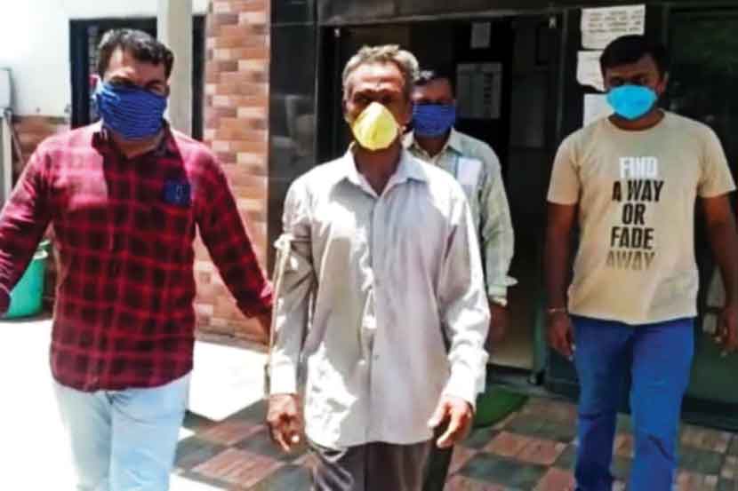 अटक करण्यात आलेल्या आरोपीला घेऊन जाताना पोलीस.