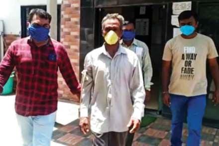 अटक करण्यात आलेल्या आरोपीला घेऊन जाताना पोलीस.
