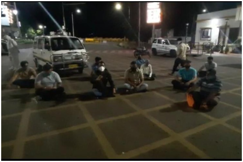पुणे : रुग्णाला बेड मिळत नसल्याने अलका चौकात नातेवाईकांचे ठिय्या आंदोलन