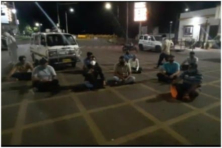 पुणे : रुग्णाला बेड मिळत नसल्याने अलका चौकात नातेवाईकांचे ठिय्या आंदोलन