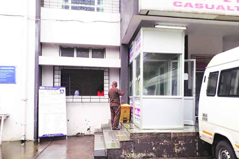 भर पावसात करोना चाचण्या भर पावसात करोना चाचण्या