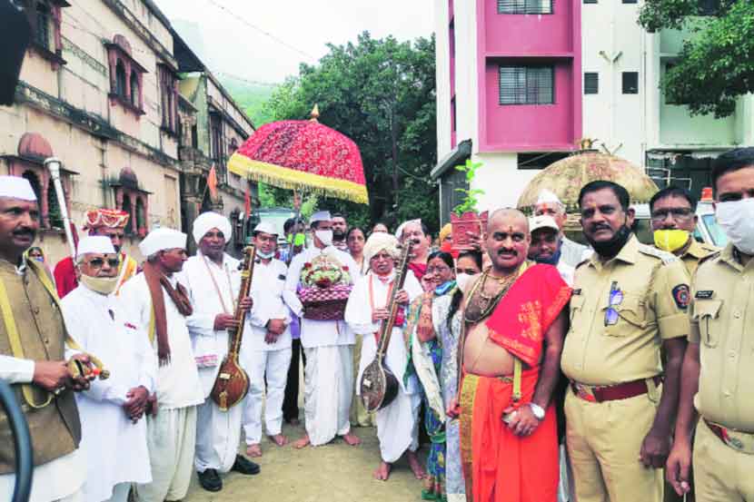 पंढरपूरकडे रवाना होण्यापूर्वी त्र्यंबकेश्वर येथे संत निवृत्तीनाथ पालखीची पूजा करण्यात आली.    
(छाया- कमलाकर अकोलकर)