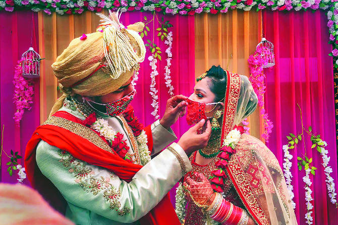 करोनाकहराने यंदाच्या लग्नसराईवर बोळा फिरवला आहे.