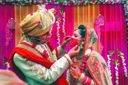 करोनाकहराने यंदाच्या लग्नसराईवर बोळा फिरवला आहे.